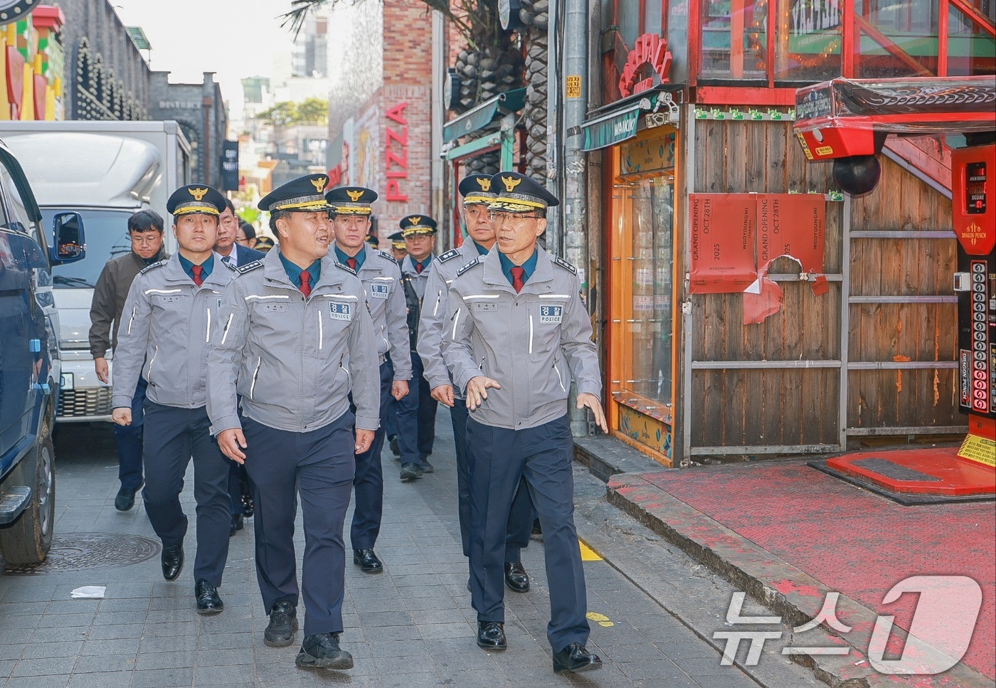 (서울=뉴스1) = 유재성 경찰청장 직무대행이 핼러윈 데이를 앞둔 28일 서울 용산구 이태원 일대를 찾아 안전관리 상황을 점검하고 있다. (경찰청 제공. 재판매 및 DB 금지) 2 …