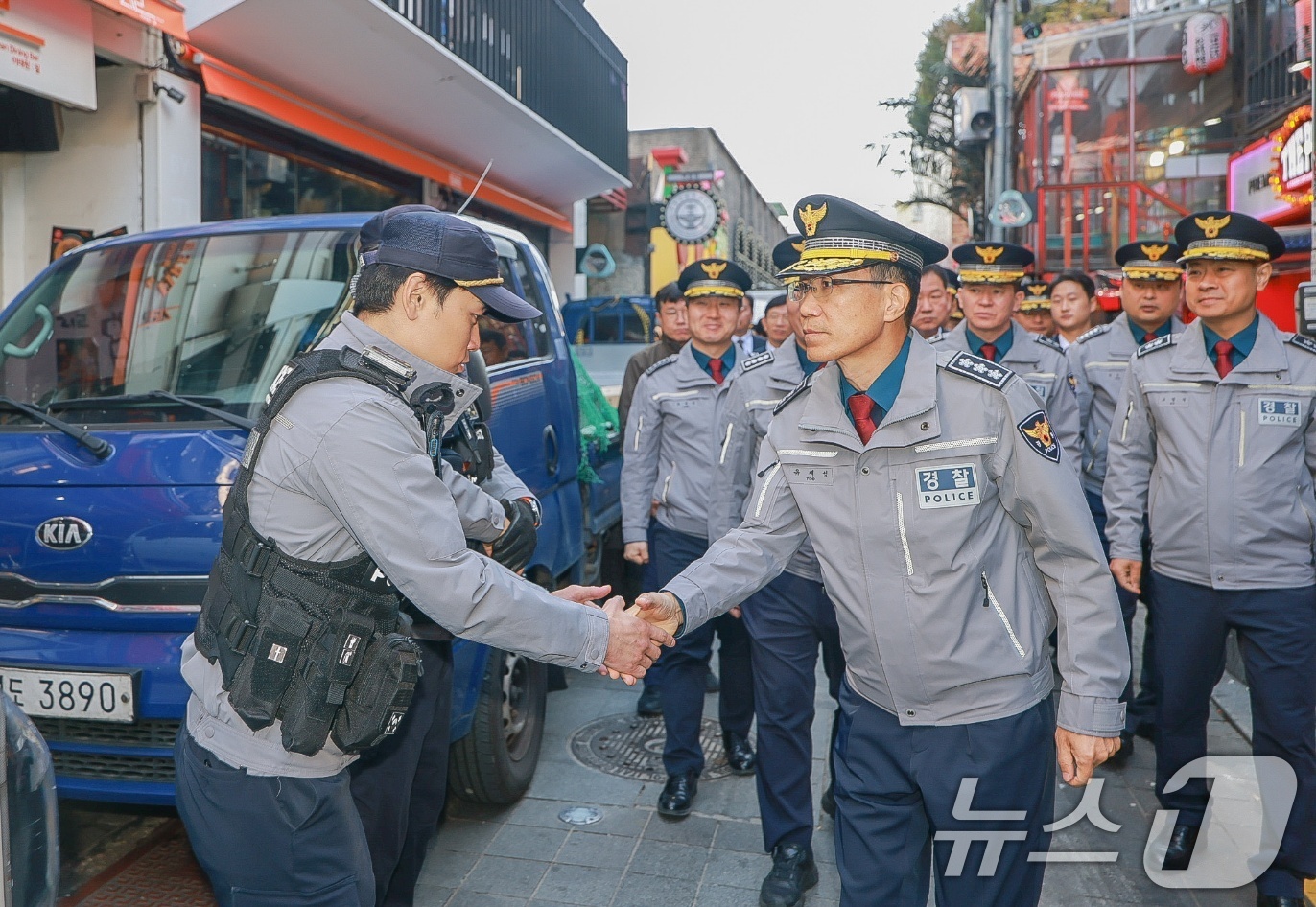 (서울=뉴스1) = 유재성 경찰청장 직무대행이 핼러윈 데이를 앞둔 28일 서울 용산구 이태원 일대를 찾아 안전관리 상황을 점검하고 있다. (경찰청 제공. 재판매 및 DB 금지) 2 …