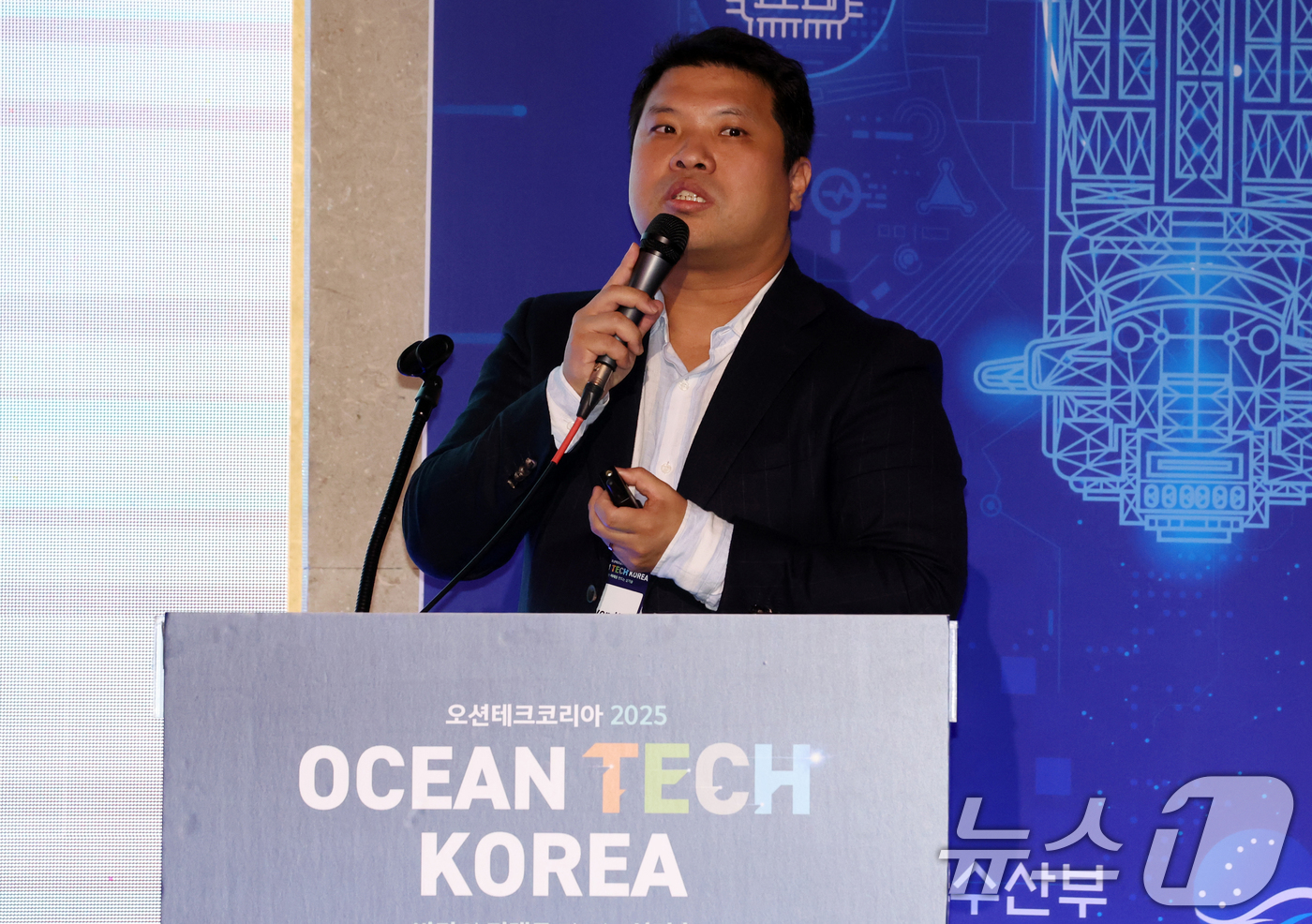 (서울=뉴스1) 김명섭 기자 = 김세원 세종대학교 AI로봇과 교수가 28일 서울 서초구 양재동 엘타워에서 열린 오션테크 코리아 2025에서  '어웨이크 AI가 만드는 해운·항만의 …