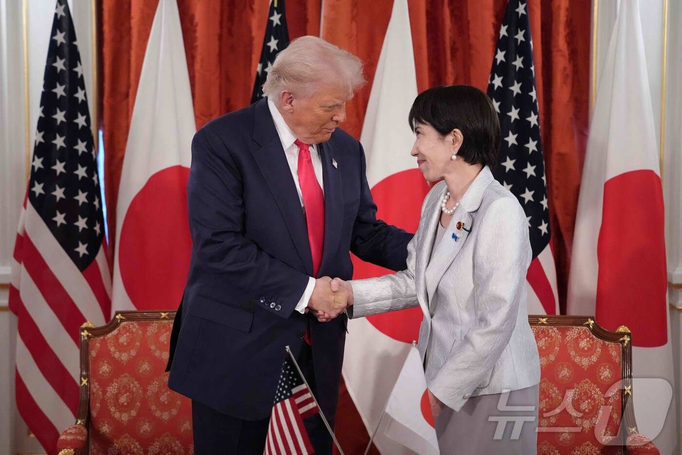 본문 이미지 - 도널드 트럼프 미국 대통령과 다카이치 사나에 일본 총리가 28일 도쿄 모토아카사카에서 열린 정상회담에서 중요 광물과 희토류 공급 확보에 관해 서명한 후 악수를 하고 있다. 2025.10.28 ⓒ AFP=뉴스1 ⓒ News1 김경민 기자