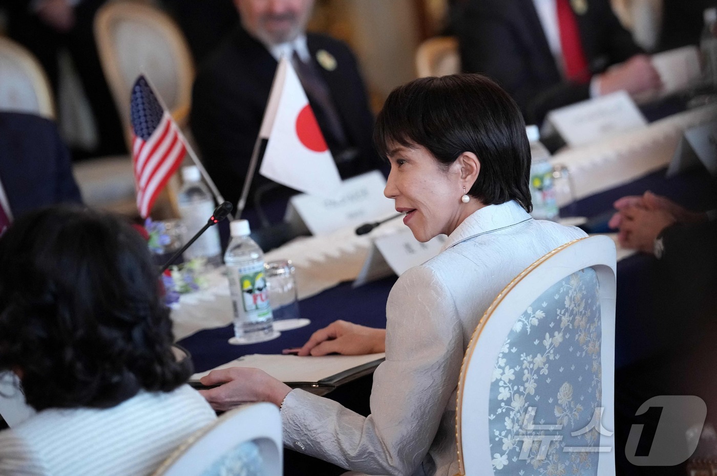 (도쿄 AFP=뉴스1) 김경민 기자 = 다카이치 사나에 일본 총리가 28일 도쿄 모토아카사카에서 열린 정상회담에서 도널드 트럼프 미국 대통령을 바라보고 있다. 2025.10.28ⓒ …