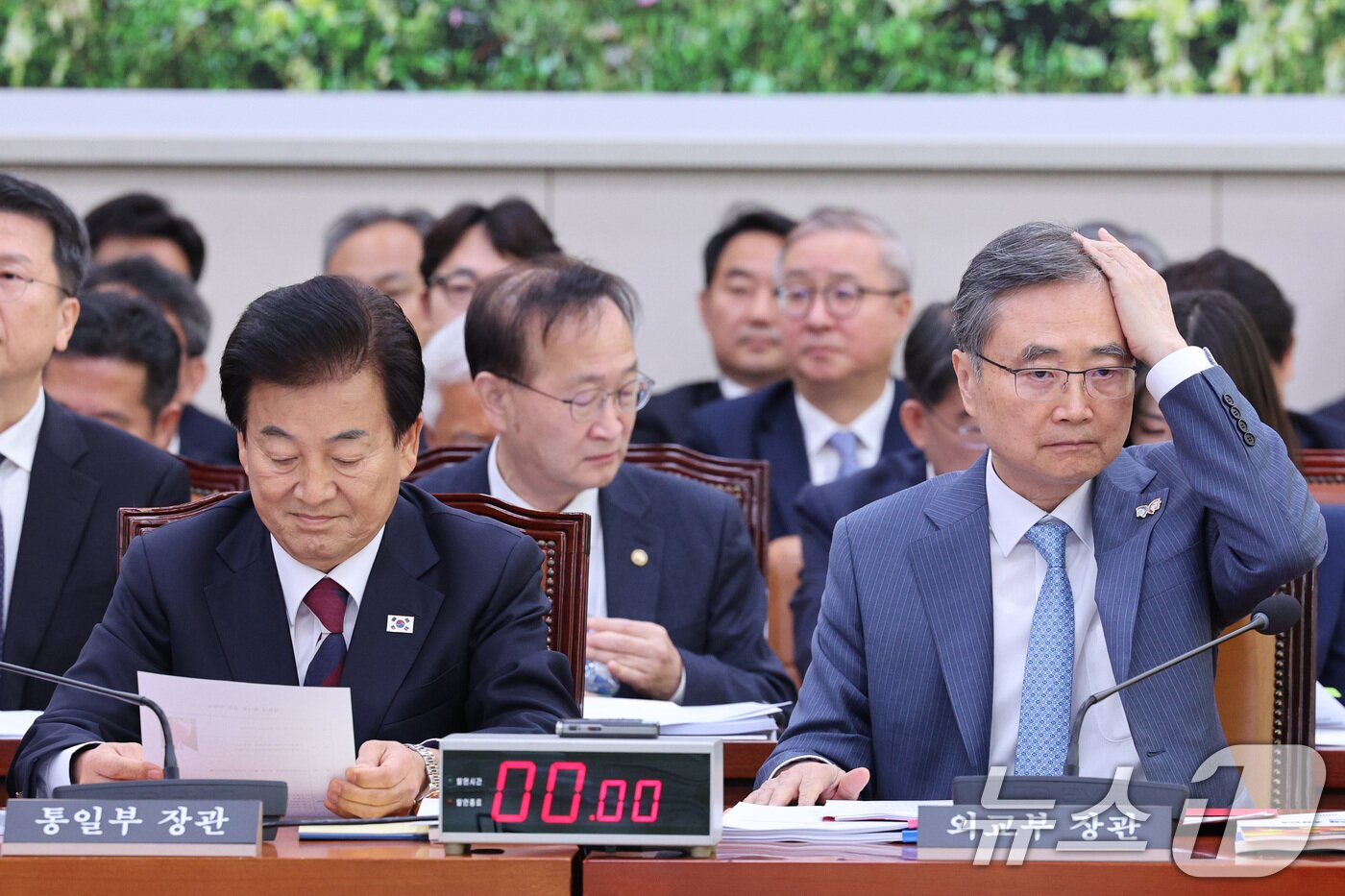 본문 이미지 - 정동영 통일부 장관과 조현 외교부 장관이 28일 서울 여의도 국회 외교통일위원회에서 열린 외교부·통일부 등에 대한 종합감사에서 생각에 잠겨 있다. 2025.10.28/뉴스1 ⓒ News1 신웅수 기자