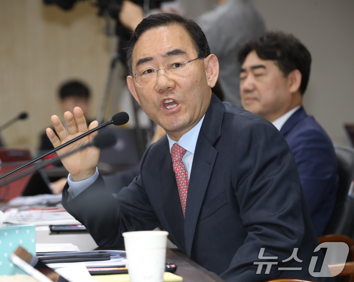 (창원=뉴스1) 윤일지 기자 = 주호영 국민의힘 의원이 28일 경남 창원 의창구 경남도청에서 열린 국회 행정안전위원회의 경남도청에 대한 국정감사에서 질의하고 있다.  2025.10 …