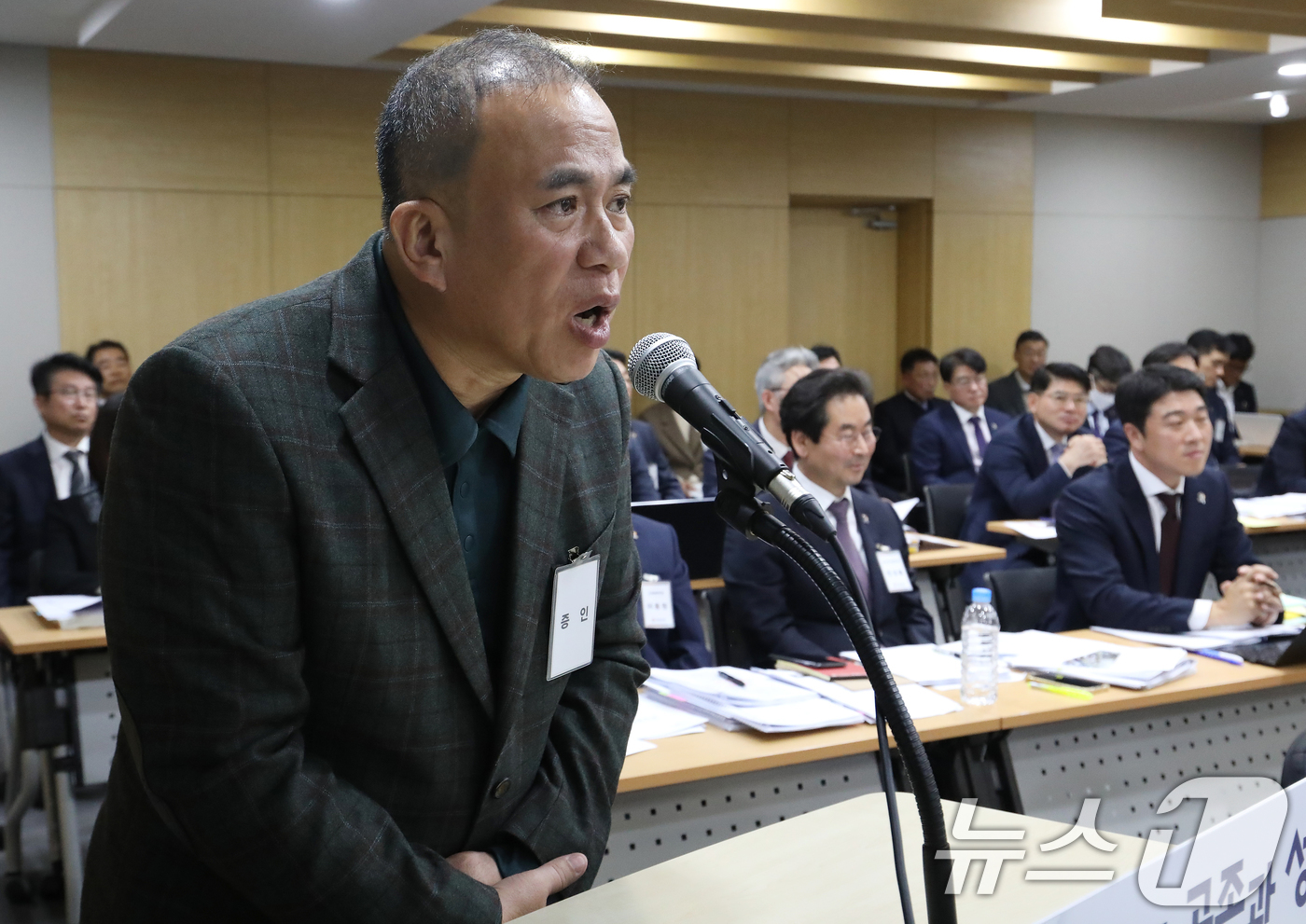 (창원=뉴스1) 윤일지 기자 = '정치 브로커' 명태균 씨가 28일 경남 창원 의창구 경남도청에서 열린 국회 행정안전위원회의 경남도청에 대한 국정감사에 증인으로 출석해 의원 질의에 …