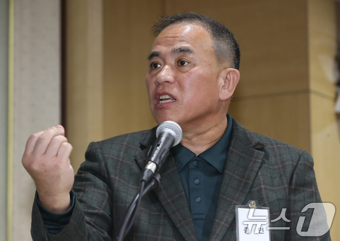 (창원=뉴스1) 윤일지 기자 = '정치 브로커' 명태균 씨가 28일 경남 창원 의창구 경남도청에서 열린 국회 행정안전위원회의 경남도청에 대한 국정감사에 증인으로 출석해 의원 질의에 …