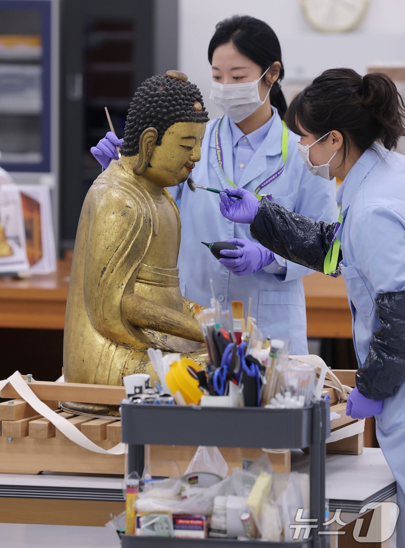 (서울=뉴스1) 권현진 기자 = 보존과학센터 개관식이 열린 28일 서울 용산구 국립중앙박물관에서 관계자들이 목재실에서 목재불상 건식세척작업을 하고 있다. 2025.10.28/뉴스1 …