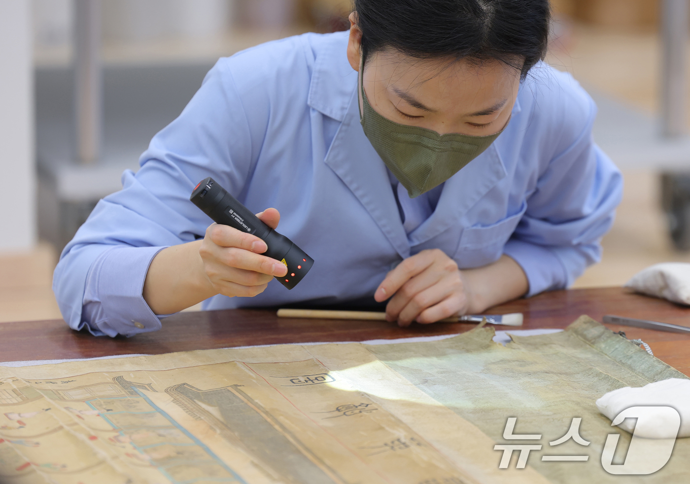 (서울=뉴스1) 권현진 기자 = 보존과학센터 개관식이 열린 28일 서울 용산구 국립중앙박물관에서 관계자들이 서화 세척작업을 하고 있다. 2025.10.28/뉴스1