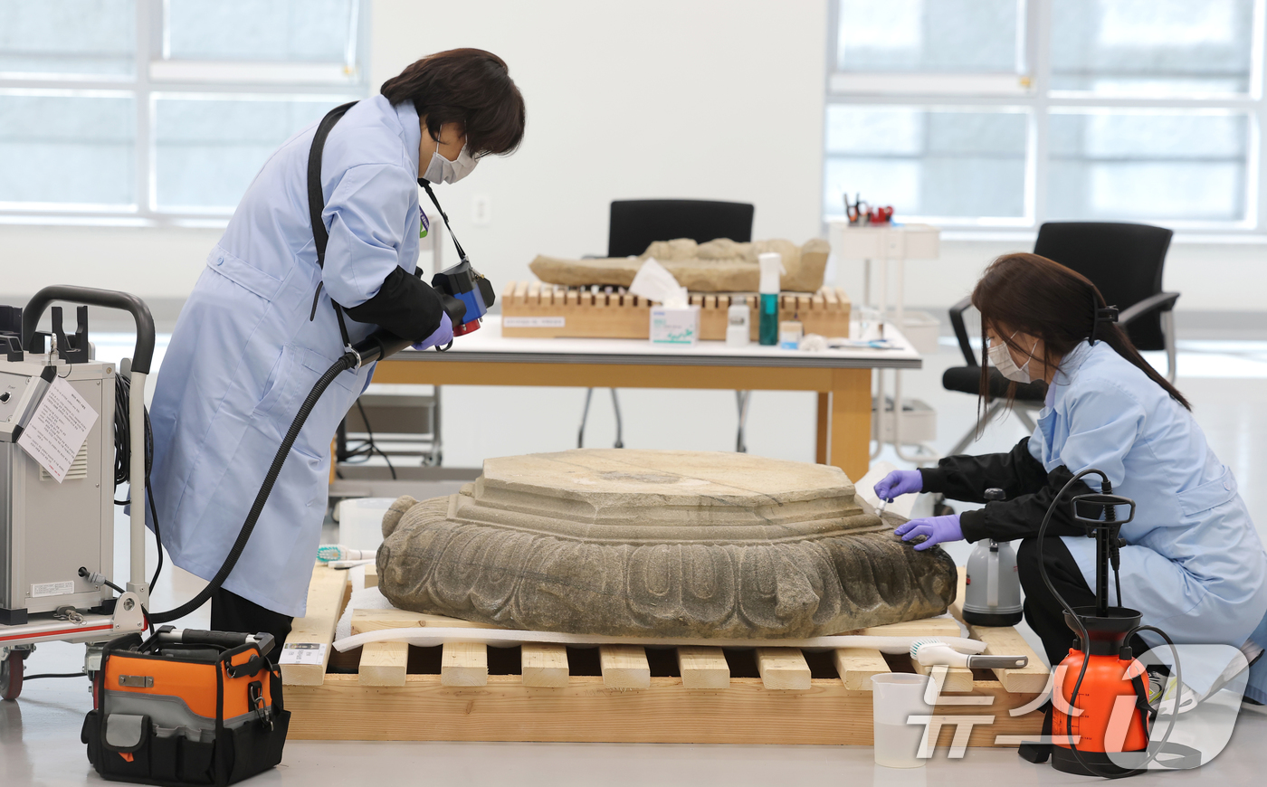 (서울=뉴스1) 권현진 기자 = 보존과학센터 개관식이 열린 28일 서울 용산구 국립중앙박물관에서 관계자들이 석재실에서 세척작업을 하고 있다. 2025.10.28/뉴스1