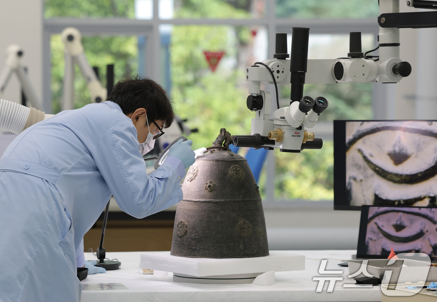 (서울=뉴스1) 권현진 기자 = 보존과학센터 개관식이 열린 28일 서울 용산구 국립중앙박물관 금속실에서 한 관계자가 조선종 상태조사를 하고 있다. 2025.10.28/뉴스1
