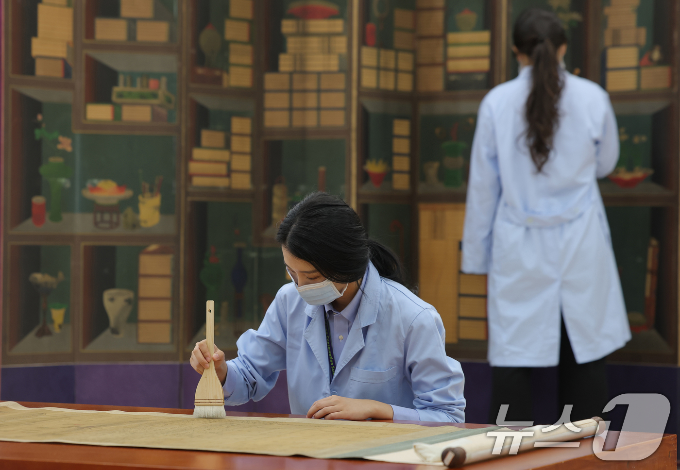 (서울=뉴스1) 권현진 기자 = 보존과학센터 개관식이 열린 28일 서울 용산구 국립중앙박물관에서 관계자들이 서화 세척작업을 하고 있다. 2025.10.28/뉴스1