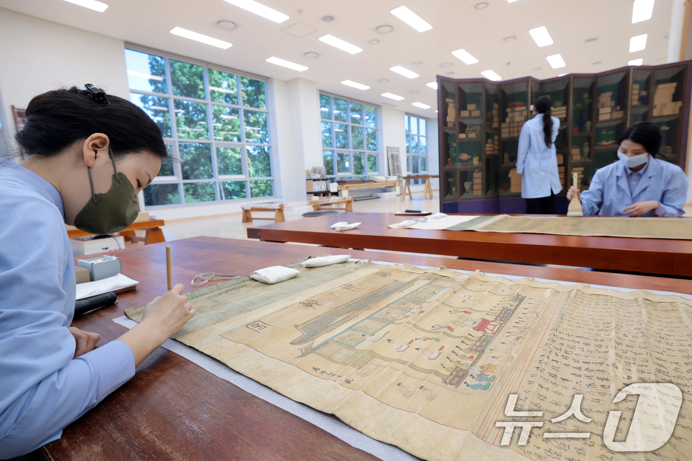 (서울=뉴스1) 권현진 기자 = 보존과학센터 개관식이 열린 28일 서울 용산구 국립중앙박물관에서 관계자들이 서화 세척작업을 하고 있다. 2025.10.28/뉴스1