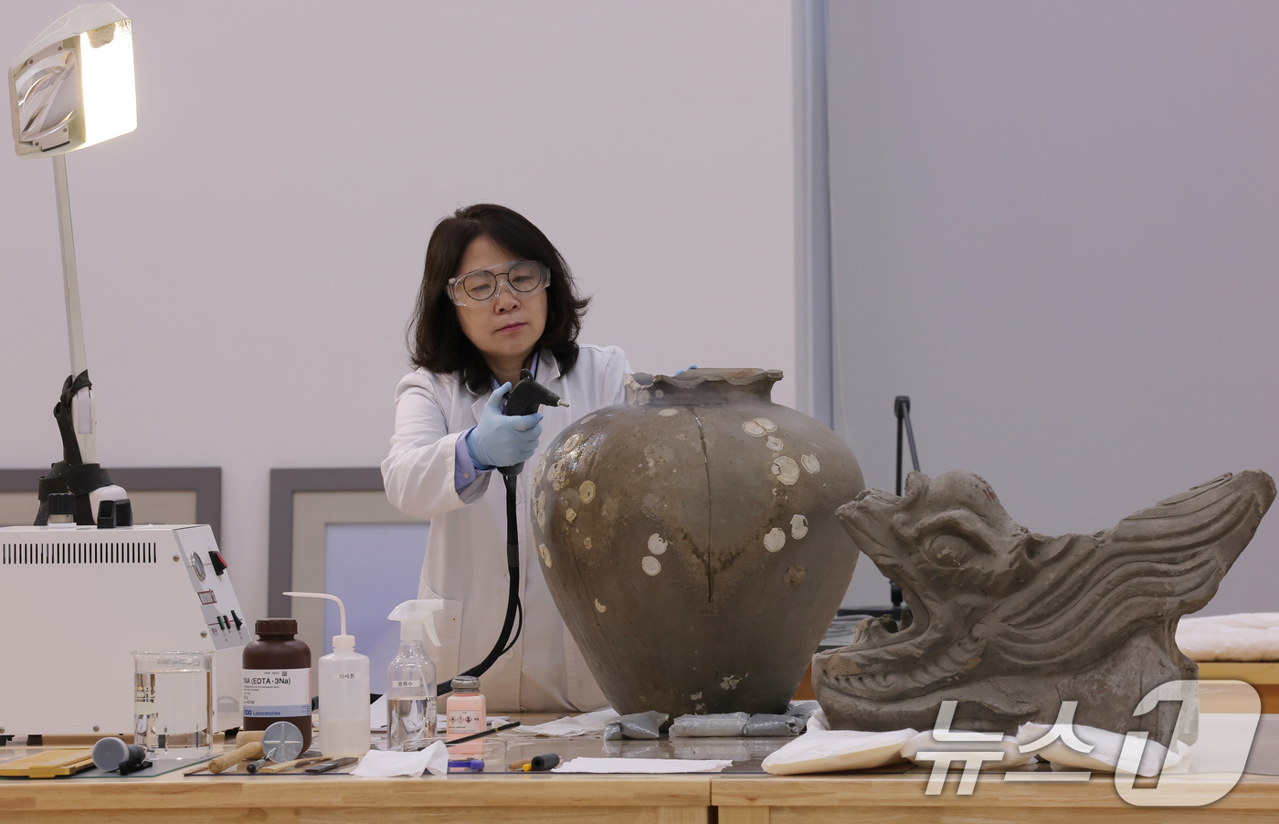 (서울=뉴스1) 권현진 기자 = 보존과학센터 개관식이 열린 28일 서울 용산구 국립중앙박물관에서 한 관계자가 토기 자기 고온 스팀 세척을 하고 있다. 2025.10.28/뉴스1
