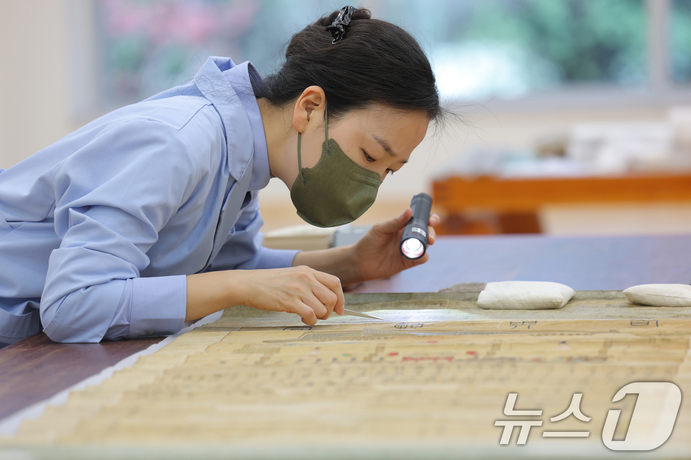 (서울=뉴스1) 권현진 기자 = 보존과학센터 개관식이 열린 28일 서울 용산구 국립중앙박물관에서 관계자들이 서화 세척작업을 하고 있다. 2025.10.28/뉴스1