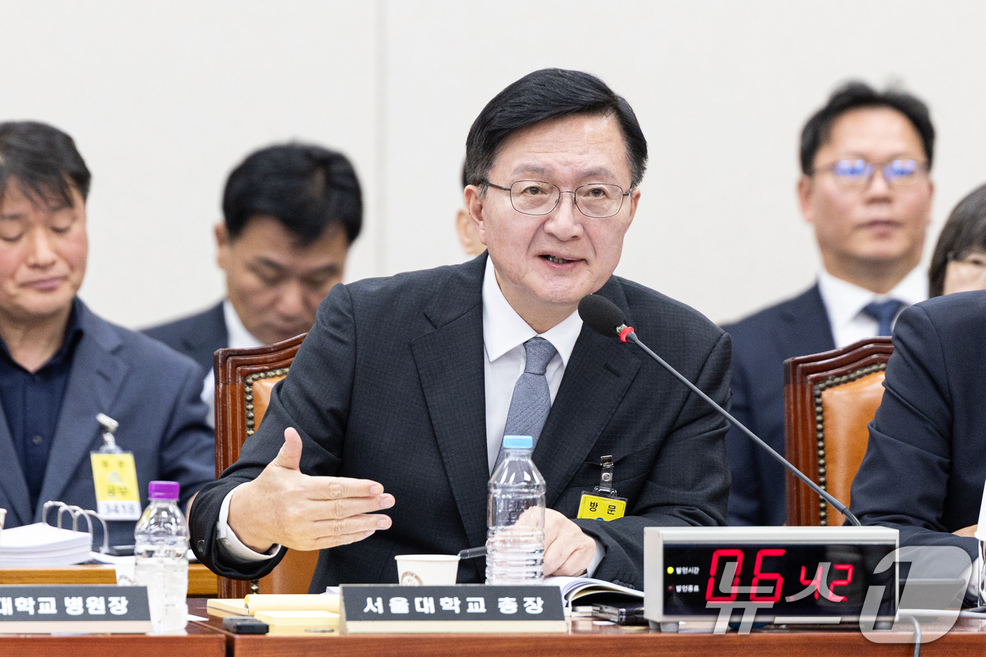 (서울=뉴스1) 이승배 기자 = 유홍림 서울대학교 총장이 28일 서울 여의도 국회에서 열린 교육위원회 서울대학교 등에 대한 국정감사에 출석해 의원 질의에 답변하고 있다. 2025. …