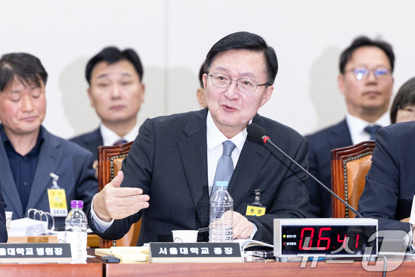 (서울=뉴스1) 이승배 기자 = 유홍림 서울대학교 총장이 28일 서울 여의도 국회에서 열린 교육위원회 서울대학교 등에 대한 국정감사에 출석해 의원 질의에 답변하고 있다. 2025. …