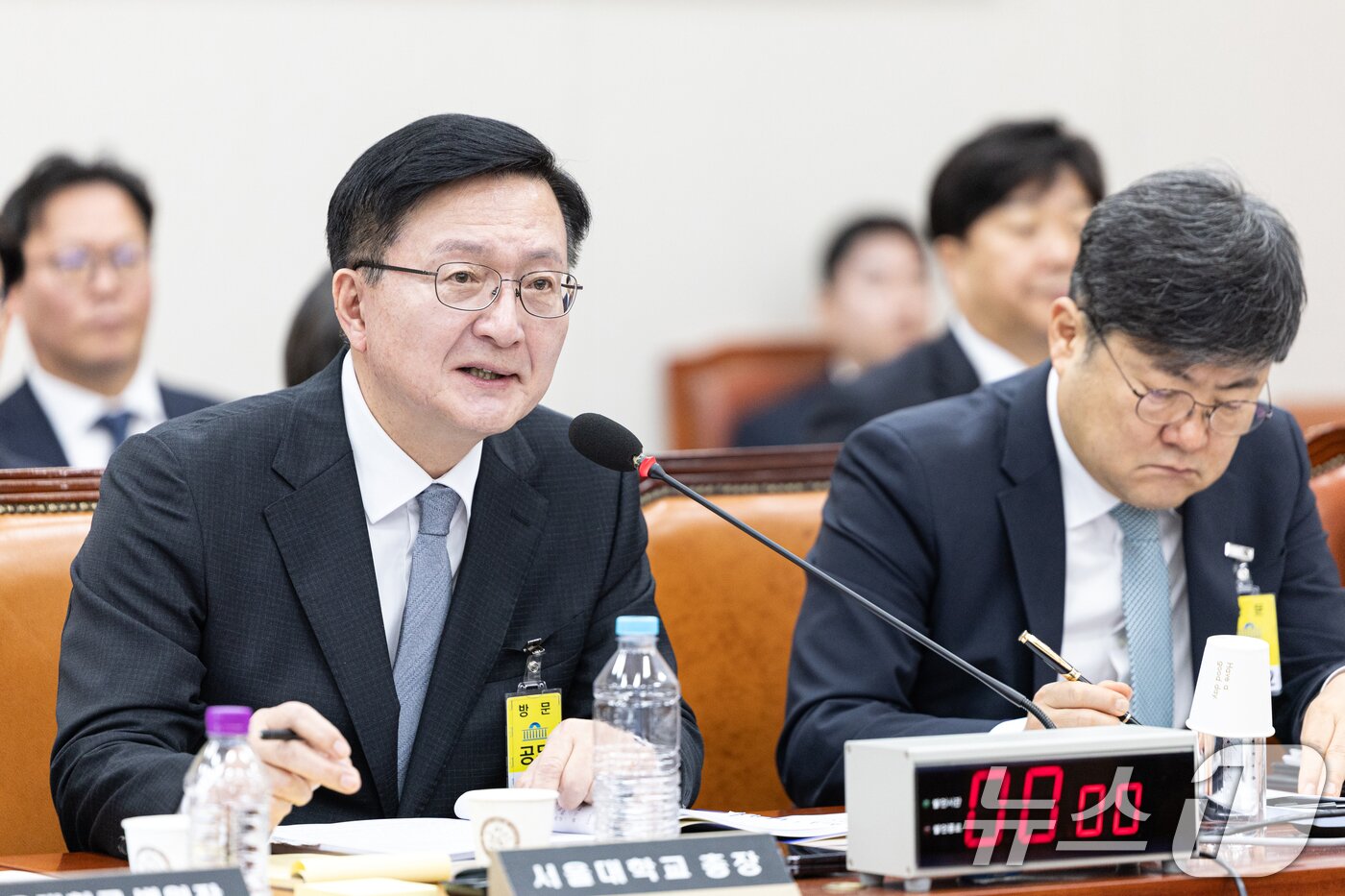 본문 이미지 - 유홍림 서울대학교 총장이 28일 서울 여의도 국회에서 열린 교육위원회 서울대학교 등에 대한 국정감사에 출석해 의원 질의에 답변하고 있다. 2025.10.28/뉴스1 ⓒ News1 이승배 기자