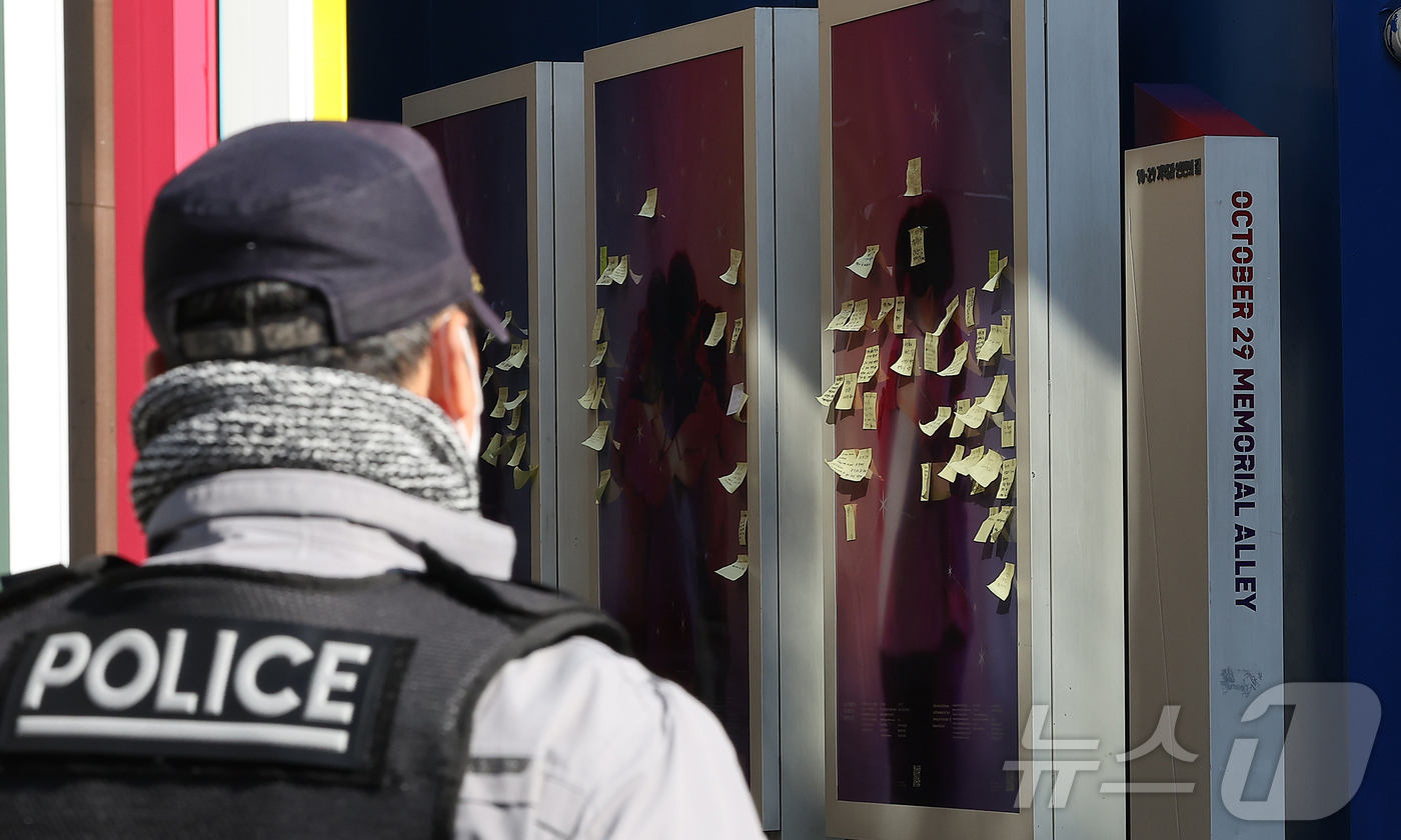 (서울=뉴스1) 김진환 기자 = 10.29이태원 참사 3주기를 하루 앞둔 28일 서울 용산구 이태원참사 골목에 마련된 추모 게시판에 앞으로 경찰이 순찰을 돌고 있다. 2025.10 …