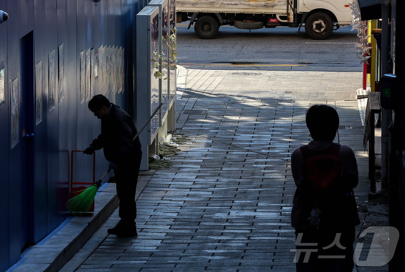 본문 이미지 - 10.29 이태원 참사 3주기를 하루 앞둔 28일 서울 용산구 이태원참사 골목이 썰렁한 모습을 보이고 있다. 2025.10.28/뉴스1 ⓒ News1 김진환 기자