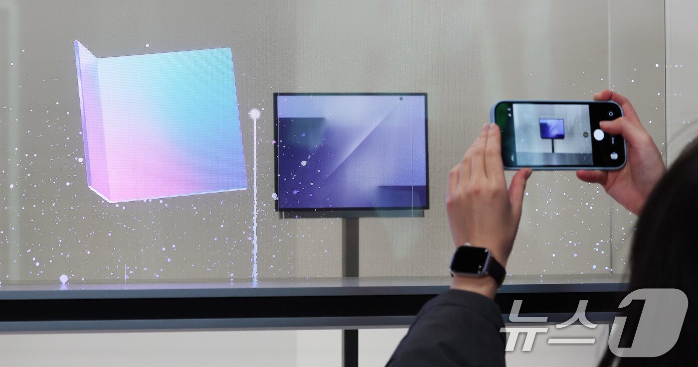 본문 이미지 - 28일 오전 경북 경주 엑스포공원 에어돔에서 열린 APEC CEO 서밋 부대행사인 &#39;K-테크 쇼케이스&#39; 삼성전자 부스에서 두 번 접는 스마트폰인 ‘트라이폴드폰’ 실물이 최초 공개되고 있다. 2025.10.28/뉴스1 ⓒ News1 박지혜 기자