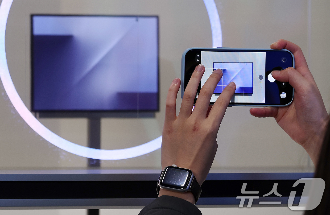 (경주=뉴스1) 박지혜 기자 = 28일 오전 경북 경주 엑스포공원 에어돔에서 열린 APEC CEO 서밋 부대행사인 'K-테크 쇼케이스' 삼성전자 부스에서 두 번 접는 스마트폰인 ‘ …