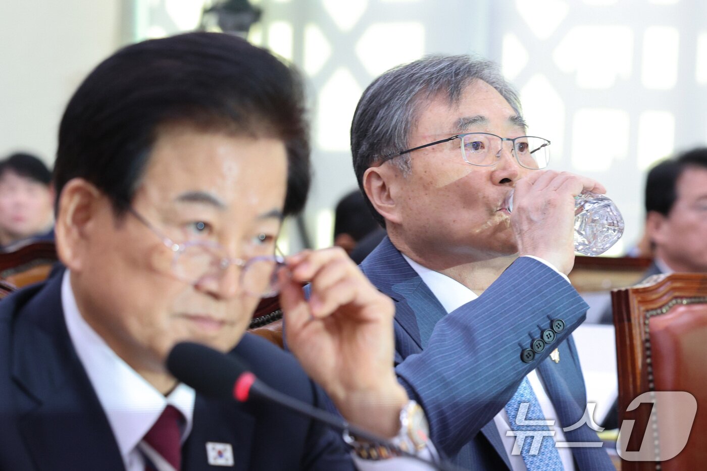 본문 이미지 - 조현 외교부 장관이 28일 서울 여의도 국회 외교통일위원회에서 열린 외교부·통일부 등에 대한 종합감사에서 목을 축이고 있다. 2025.10.28/뉴스1 ⓒ News1 신웅수 기자