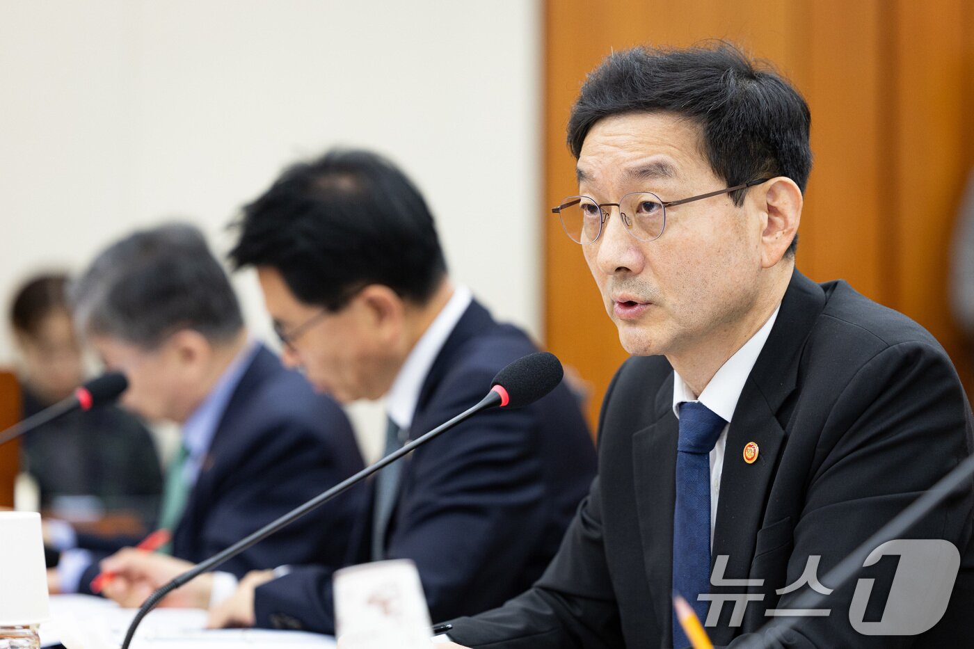 본문 이미지 - 윤창렬 국무조정실장이 28일 서울 여의도 국회에서 열린 정무위원회의 국가보훈부 등에 대한 국정감사에서 의원 질의에 답하고 있다. 2025.10.28/뉴스1 ⓒ News1 유승관 기자