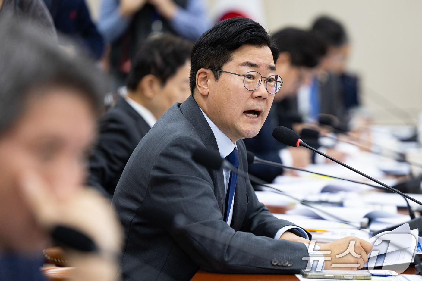 (서울=뉴스1) 유승관 기자 = 박찬대 더불어민주당 의원이 28일 서울 여의도 국회에서 열린 정무위원회의 국가보훈부 등에 대한 국정감사에서 질의하고 있다. 2025.10.28/뉴스 …