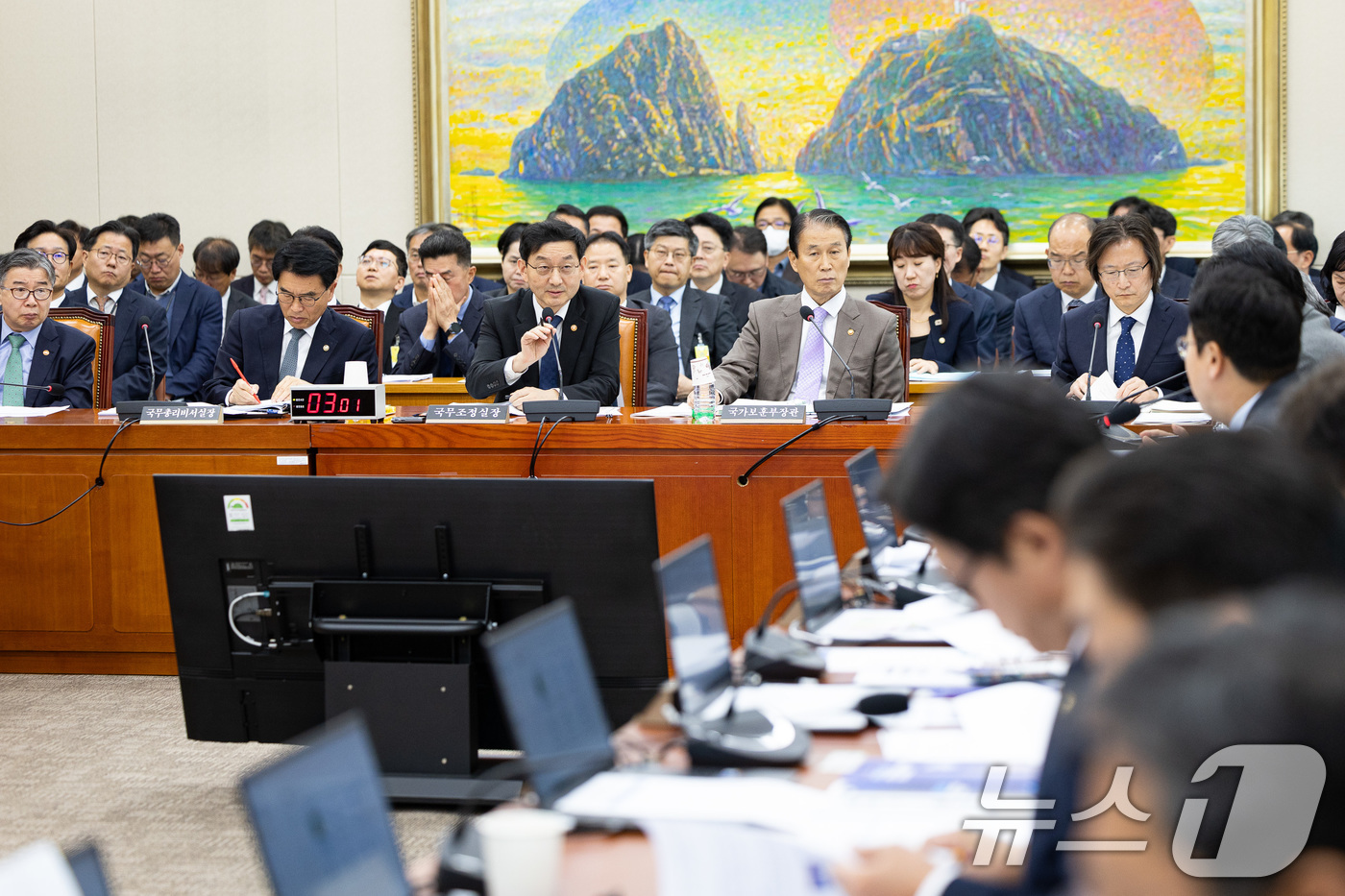 (서울=뉴스1) 유승관 기자 = 윤창렬 국무조정실장이 28일 서울 여의도 국회에서 열린 정무위원회의 국가보훈부 등에 대한 국정감사에서 의원 질의에 답하고 있다. 2025.10.28 …