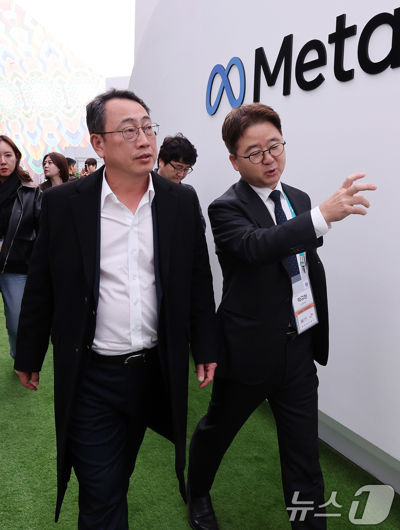 (경주=뉴스1) 박지혜 기자 = 유영상 SK텔레콤 대표가 28일 경북 경주 엑스포공원 에어돔에서 열린 APEC CEO 서밋 부대행사인 ‘K테크 쇼케이스’를 방문해 국내 주요 기업들 …