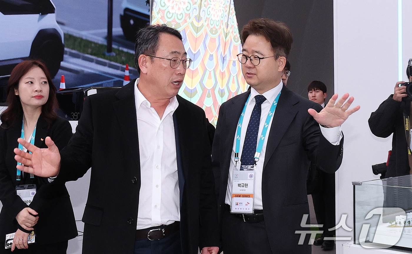 (경주=뉴스1) 박지혜 기자 = 유영상 SK텔레콤 대표가 28일 경북 경주 엑스포공원 에어돔에서 열린 APEC CEO 서밋 부대행사인 ‘K테크 쇼케이스’를 방문해 국내 주요 기업들 …