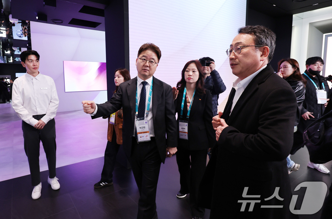 (경주=뉴스1) 박지혜 기자 = 유영상 SK텔레콤 대표가 28일 경북 경주 엑스포공원 에어돔에서 열린 ‘K테크 쇼케이스’를 방문해 국내 주요 기업들의 첨단 기술과 신제품을 직접 살 …