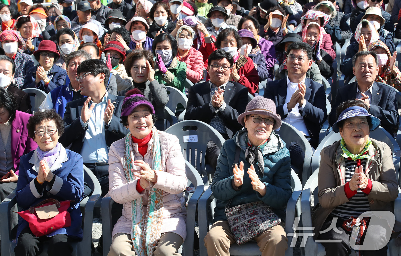 (대구=뉴스1) 공정식 기자 = 28일 대구 남구 성도교회에서 열린 '봉덕3동 어르신 어울림 한마당' 행사를 찾은 지역 어르신과 주민들이 흥겨운 축하공연에 맞춰 손뼉을 치며 즐거운 …