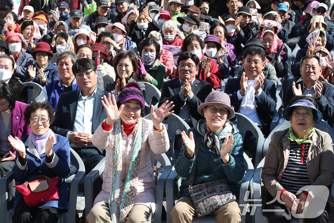 (대구=뉴스1) 공정식 기자 = 28일 대구 남구 성도교회에서 열린 '봉덕3동 어르신 어울림 한마당' 행사를 찾은 지역 어르신과 주민들이 흥겨운 축하공연에 맞춰 손뼉을 치며 즐거운 …