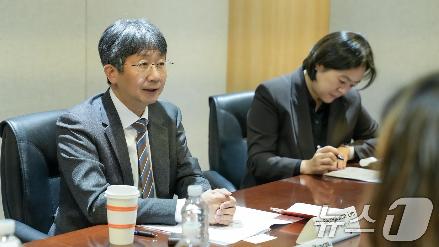 (서울=뉴스1) = 임승관 질병관리청장이 WPRO 환경보건·건강증진국장과 협력방안을 논의하고 있다.질병관리청은 28일부터 서울에서 세계보건기구 서태평양지역 사무처와 공동으로 '만성 …