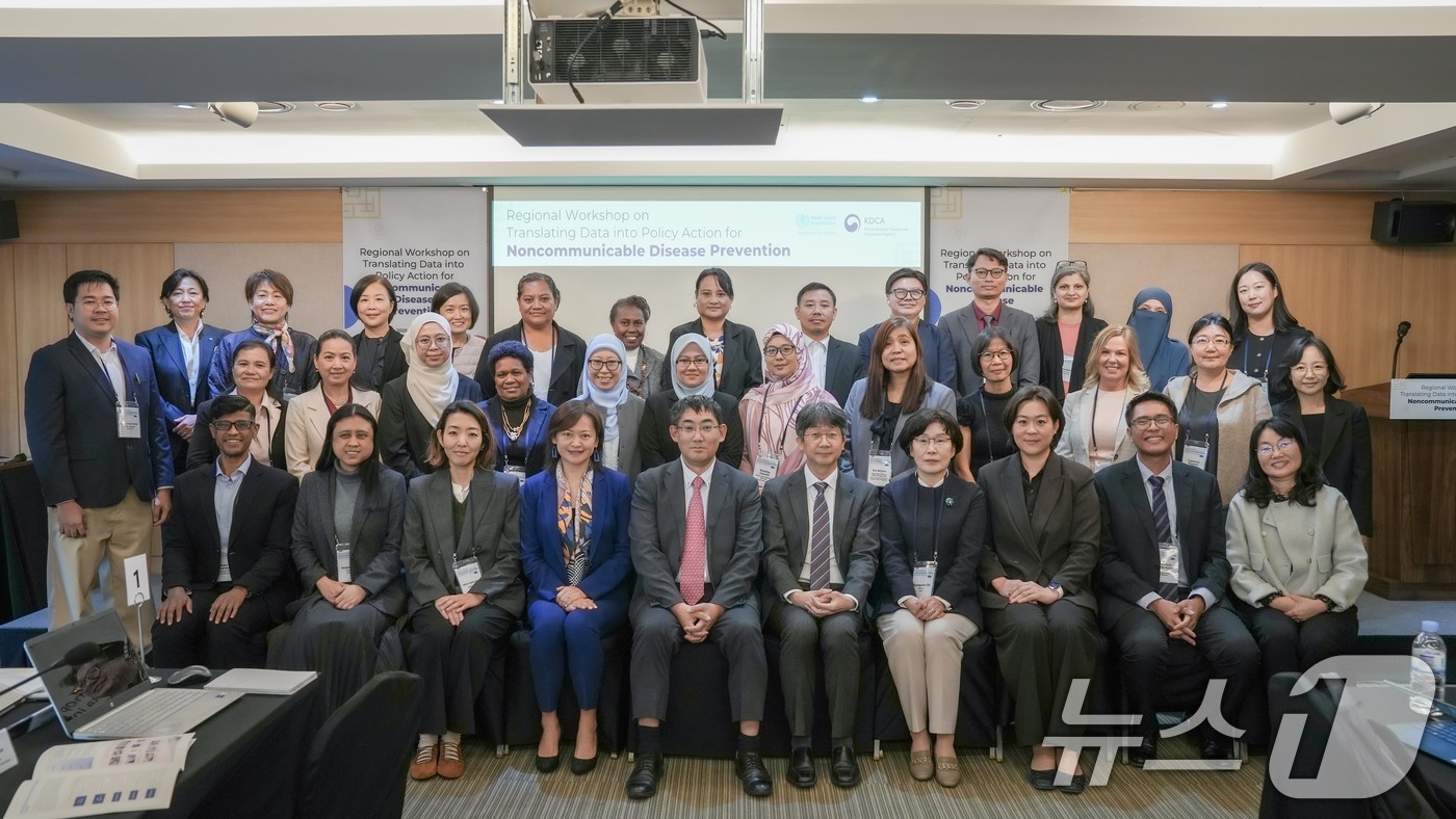 (서울=뉴스1) = 임승관 질병관리청장이 '만성질환 조사감시 역량 강화 워크숍'에서 주요 참석자들과 함께 기념 촬영을 하고 있다.질병관리청은 28일부터 서울에서 세계보건기구 서태평 …