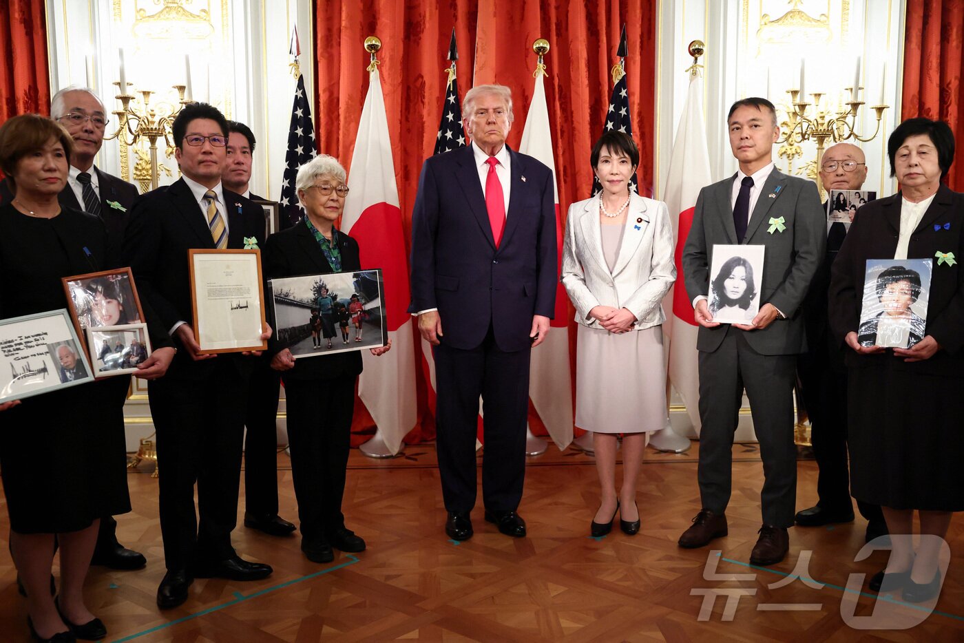 본문 이미지 - 28일 도널드 트럼프 미국 대통령과 다카이치 사나에 일본 총리가 도쿄 아카사카 영빈관에서 북한에 의한 납치 피해자들의 가족들과 기념 촬영을 하고 있다. 2025.10.28 ⓒ 로이터=뉴스1 ⓒ News1 김지완 기자