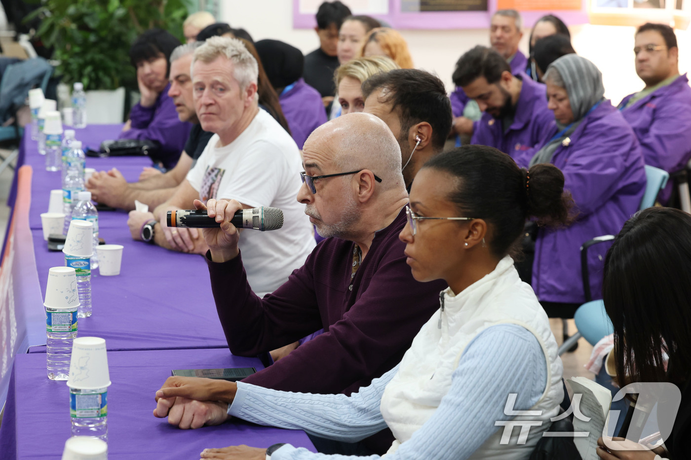 (서울=뉴스1) 이광호 기자 = 28일 오후 서울 종로구 10.29이태원 참사 기억 소통 공간 '별들의집'에서 이태원 참사 외국인 유가족 내외신 기자간담회가 열리고 있다.  202 …