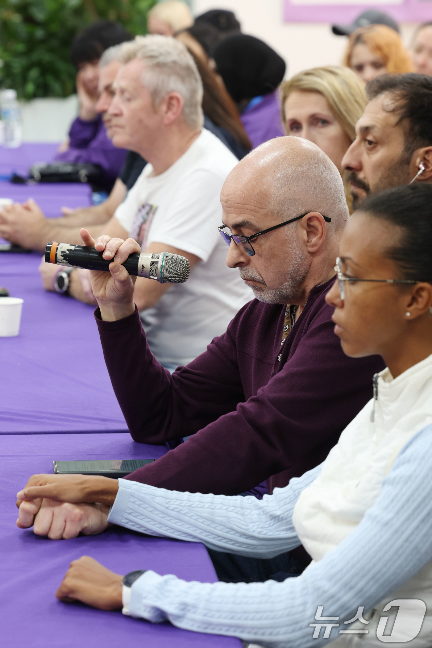 (서울=뉴스1) 이광호 기자 = 28일 오후 서울 종로구 10.29이태원 참사 기억 소통 공간 '별들의집'에서 이태원 참사 외국인 유가족 내외신 기자간담회가 열리고 있다.  202 …