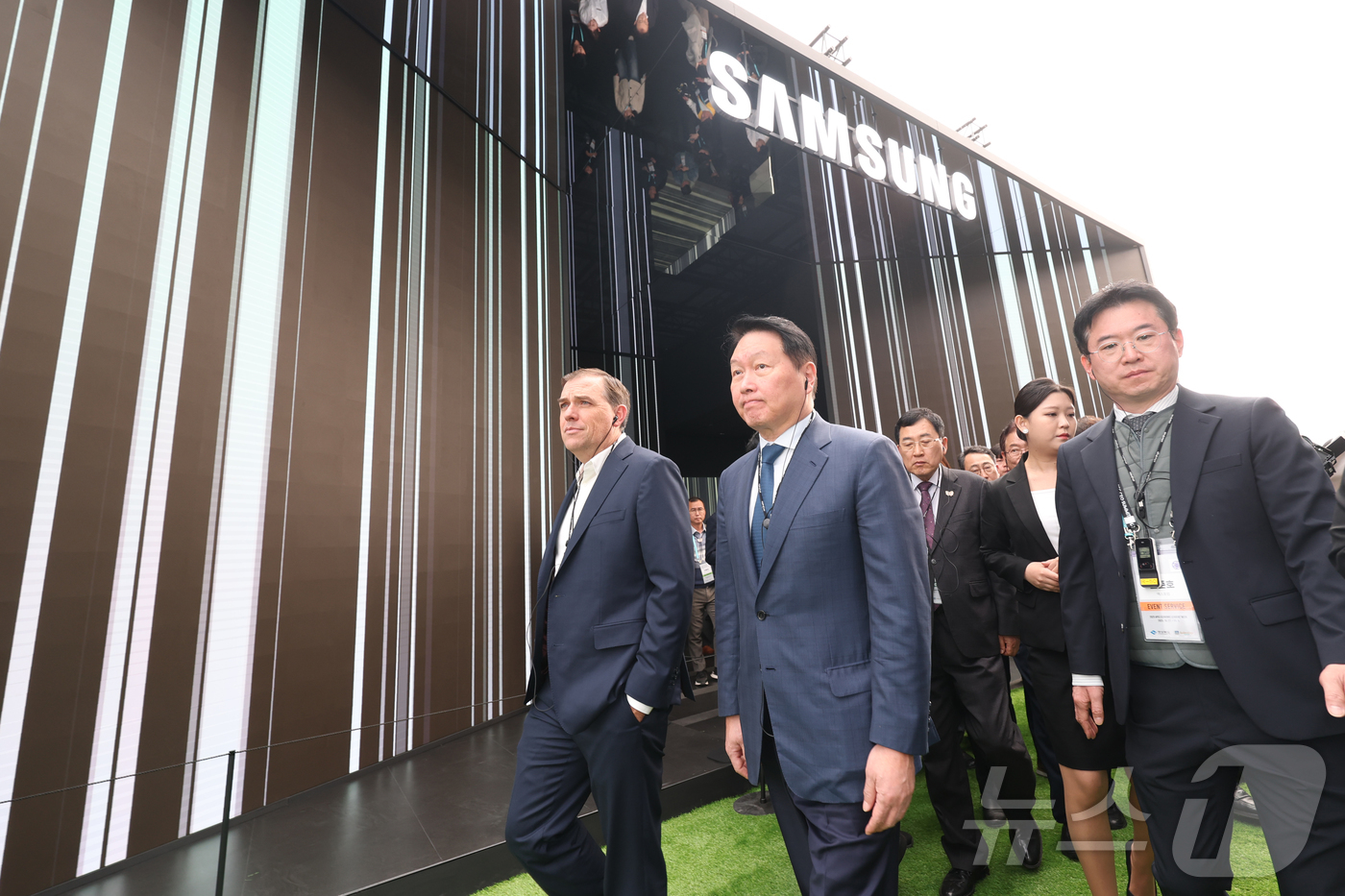 (경주=뉴스1) 김민지 기자 = 28일 ‘2025 아시아태평양경제협력체(APEC)’ 정상회의가 열리는 경주 'K-테크 쇼케이스' 행사장에서 최태원 SK그룹 회장 겸 대한상공회의소 …