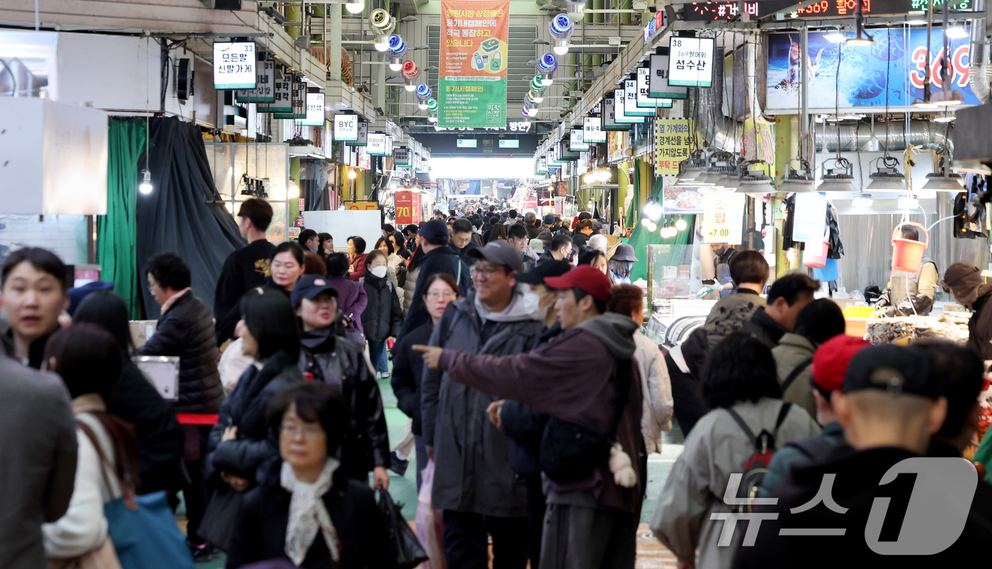 (서울=뉴스1) 이호윤 기자 = 올해 3분기 우리 경제가 내수 회복세에 힘입어 전분기보다 1.2% 성장한 가운데 28일 서울 마포구 망원시장에서 시민들이 장을 보고 있다. 한국은행 …