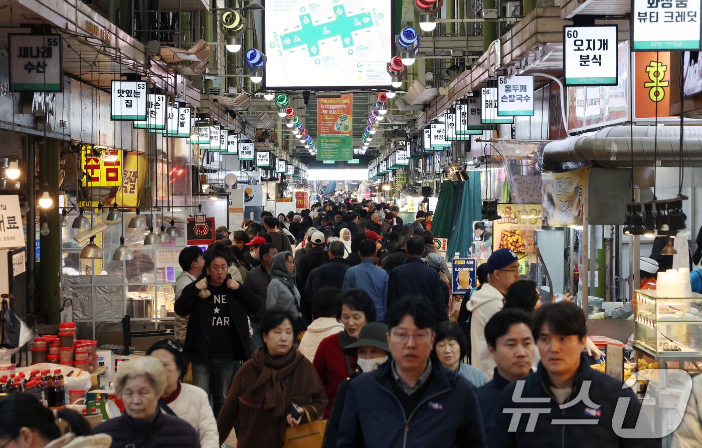본문 이미지 - 서울 마포구 망원시장. 2025.10.28/뉴스1 ⓒ News1 이호윤 기자