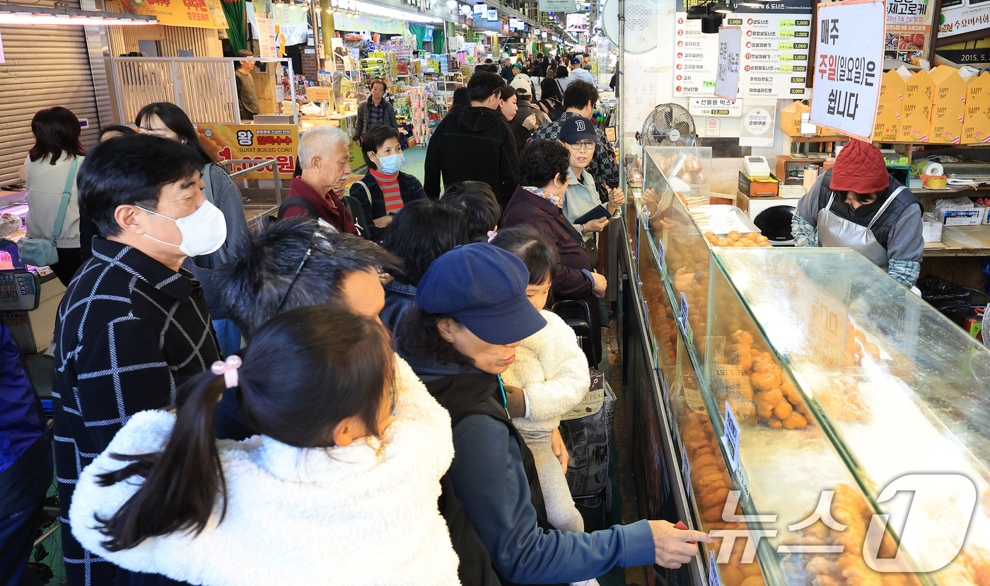 (서울=뉴스1) 이호윤 기자 = 올해 3분기 우리 경제가 내수 회복세에 힘입어 전분기보다 1.2% 성장한 가운데 28일 서울 마포구 망원시장에서 시민들이 장을 보고 있다. 한국은행 …