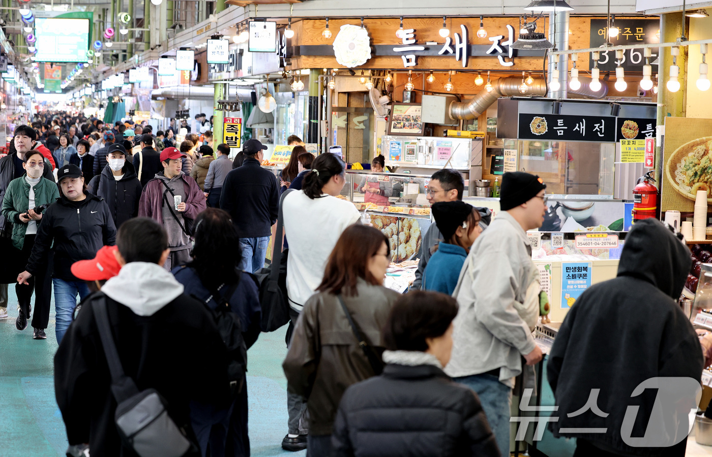 (서울=뉴스1) 이호윤 기자 = 올해 3분기 우리 경제가 내수 회복세에 힘입어 전분기보다 1.2% 성장한 가운데 28일 서울 마포구 망원시장에서 시민들이 장을 보고 있다. 한국은행 …
