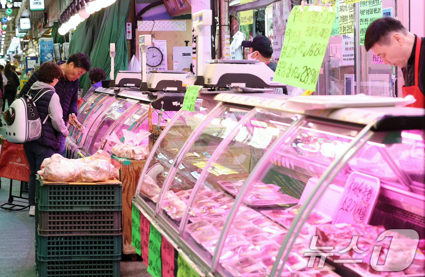(서울=뉴스1) 이호윤 기자 = 올해 3분기 우리 경제가 내수 회복세에 힘입어 전분기보다 1.2% 성장한 가운데 28일 서울 마포구 망원시장에서 시민들이 장을 보고 있다. 한국은행 …