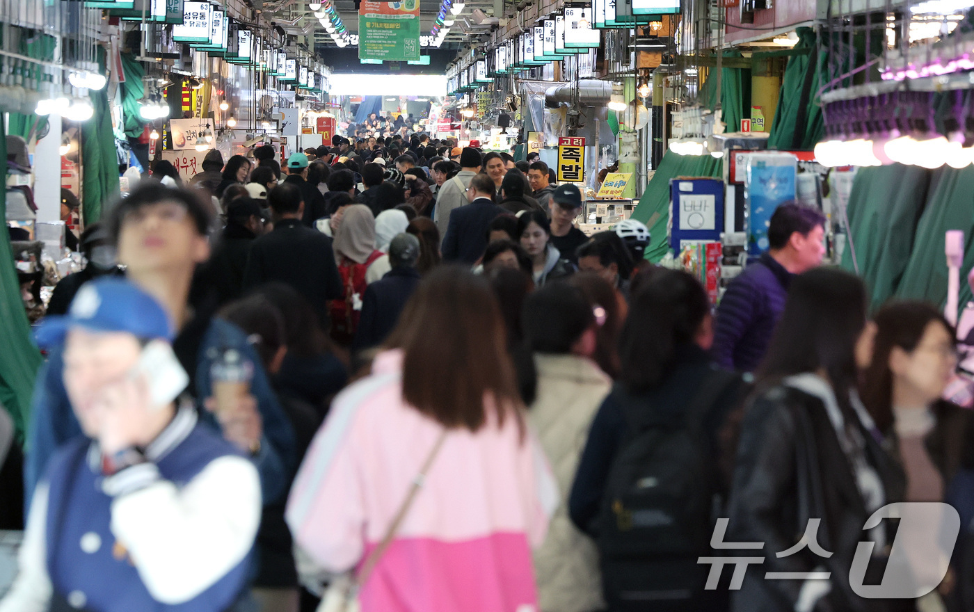 (서울=뉴스1) 이호윤 기자 = 올해 3분기 우리 경제가 내수 회복세에 힘입어 전분기보다 1.2% 성장한 가운데 28일 서울 마포구 망원시장에서 시민들이 장을 보고 있다. 한국은행 …