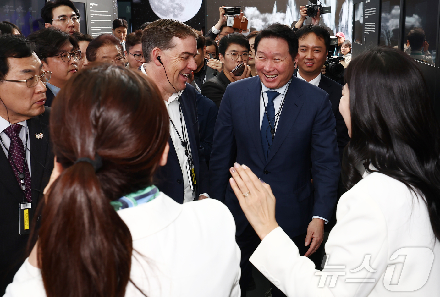 (경주=뉴스1) 김민지 기자 = 경주 APEC CEO 서밋 의장인 최태원 대한상의 회장이 28일 오후 경북 경주 엑스포공원 에어돔에서 APEC CEO 서밋 부대행사인 'K-테크 쇼 …