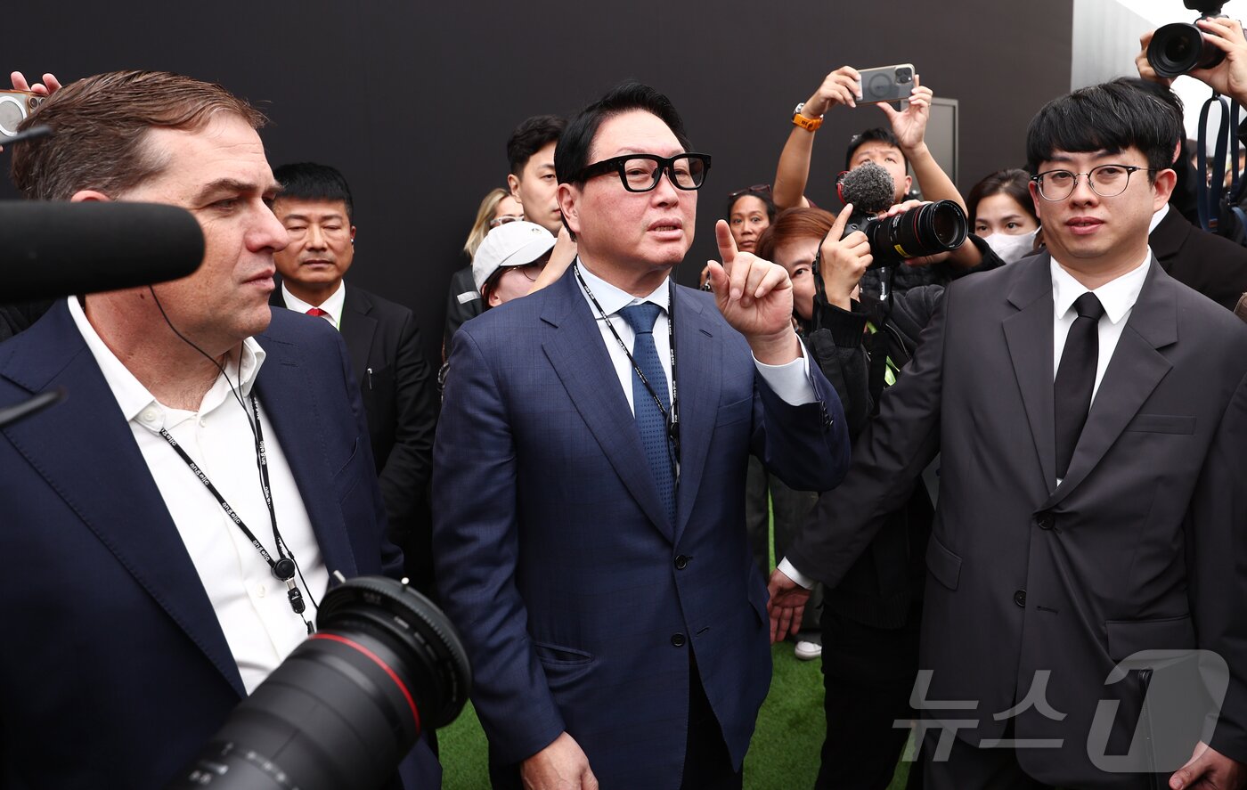 본문 이미지 - 경주 APEC CEO 서밋 의장인 최태원 대한상의 회장이 28일 오후 경북 경주 엑스포공원 에어돔에서 APEC CEO 서밋 부대행사인 'K-테크 쇼케이스'를 방문, 메타와 레이밴이 협업해 만든 첫 스마트글래스 '레이밴메타'를 착용하고 있다. 2025.10.28/뉴스1 ⓒ News1 김민지 기자