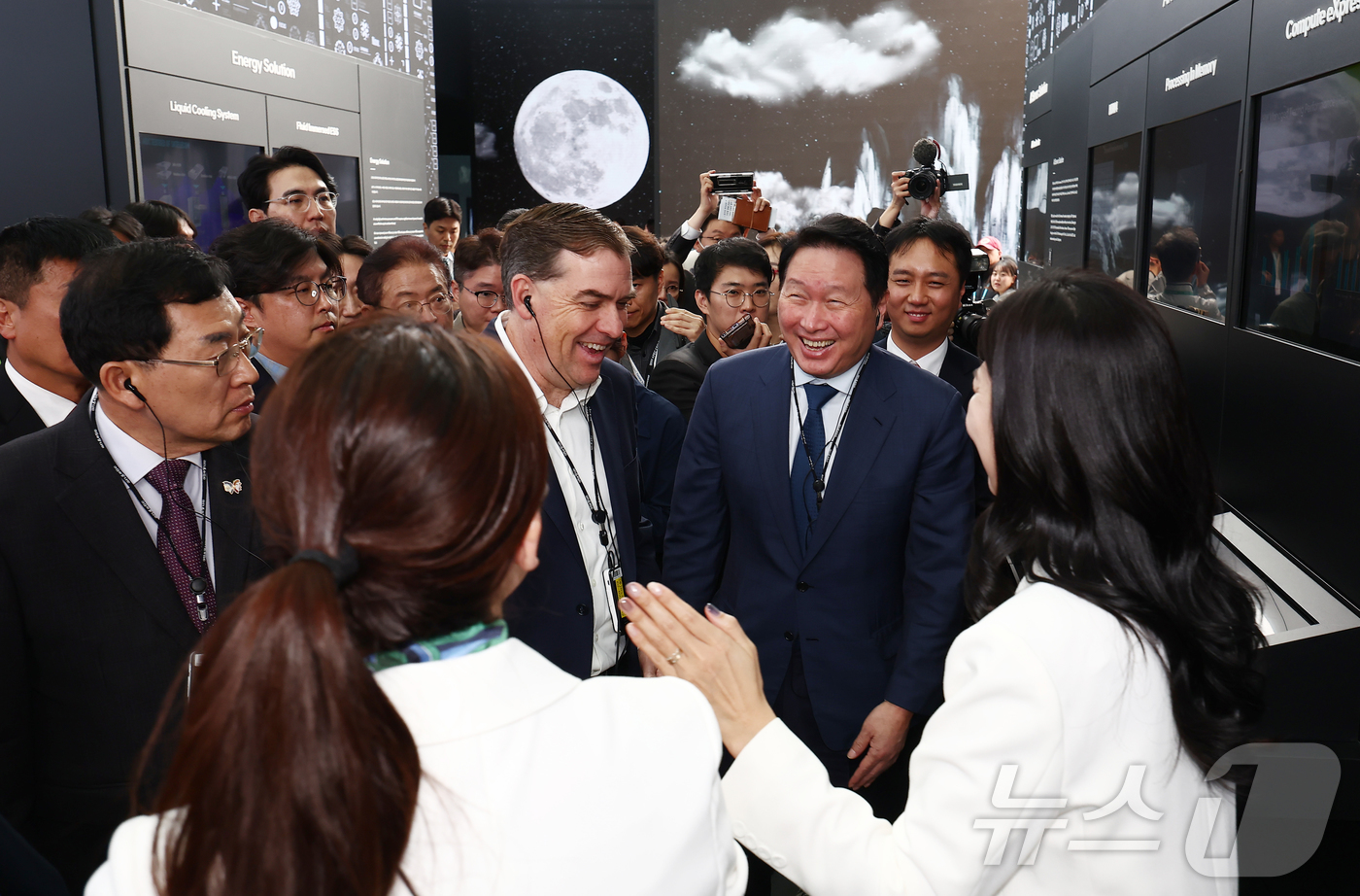 (경주=뉴스1) 김민지 기자 = 경주 APEC CEO 서밋 의장인 최태원 대한상의 회장이 28일 오후 경북 경주 엑스포공원 에어돔에서 APEC CEO 서밋 부대행사인 'K-테크 쇼 …