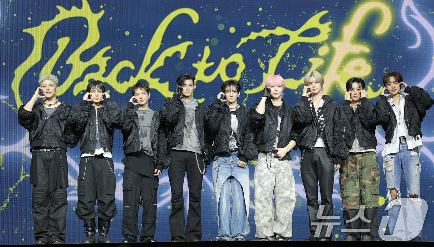 본문 이미지 - 그룹 &TEAM&#40;앤팀&#41; 의주&#40;왼쪽부터&#41;와 후마, 케이, 니콜라스, 유마, 조, 하루아, 타키, 마키가 28일 오후 서울 용산구 블루스퀘어에서 가진 한국 데뷔 미니 1집 &#39;Back to Life&#39; 쇼케이스에 참석해 포즈를 취하고 있다. 2025.10.28/뉴스1 ⓒ News1 권현진 기자