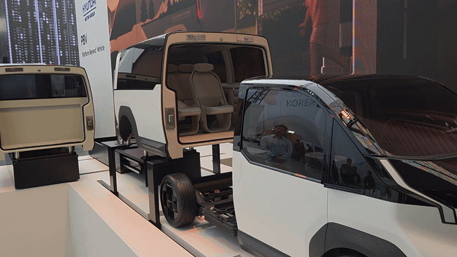 본문 이미지 - 28일 경주 엑스포공원 옥외 특별관(에어돔)에서 열린 'K-테크 쇼케이스'에서 현대자동차그룹이 차량 용도에 맞는 바디 모듈을 자유롭게 적용할 수 있는 이지스왑 기술을 전시하고 있다. 2025.10.28 ⓒ News1 박기범 기자 